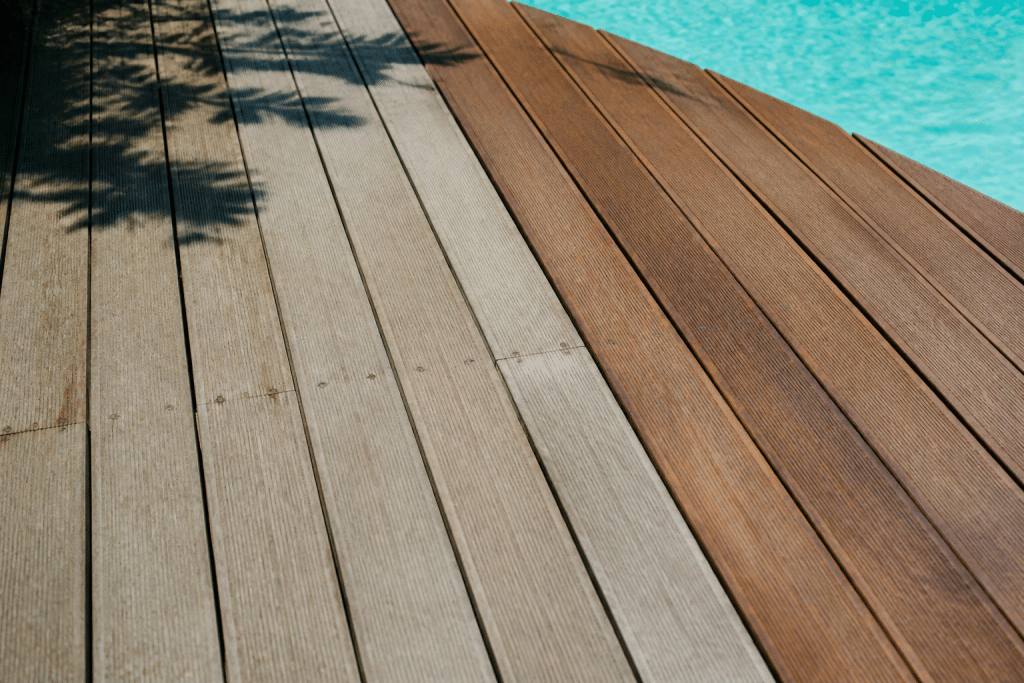 Planches bois traité et exotique comparées près piscine