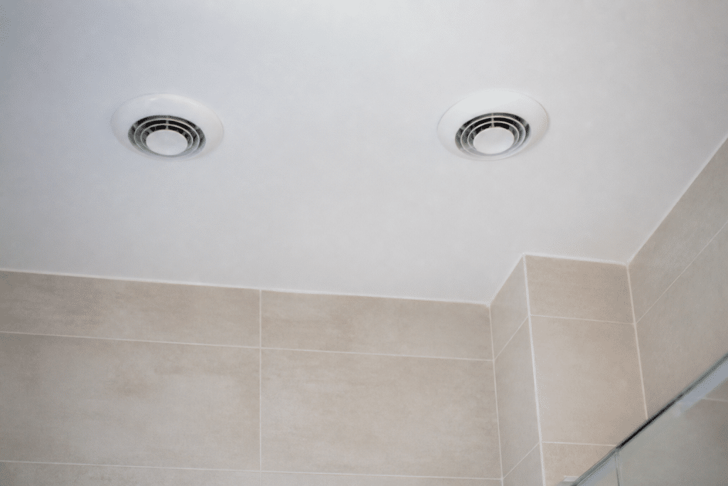 Deux bouches VMC salle bain avec grilles extraction air humide