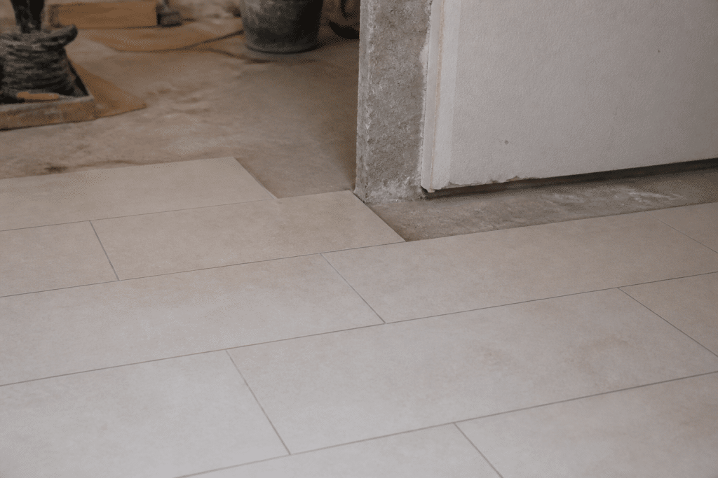 Chantier montrant carrelage posé selon contraintes structurelles visibles