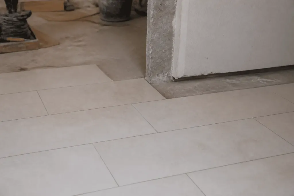 Chantier montrant carrelage posé selon contraintes structurelles visibles