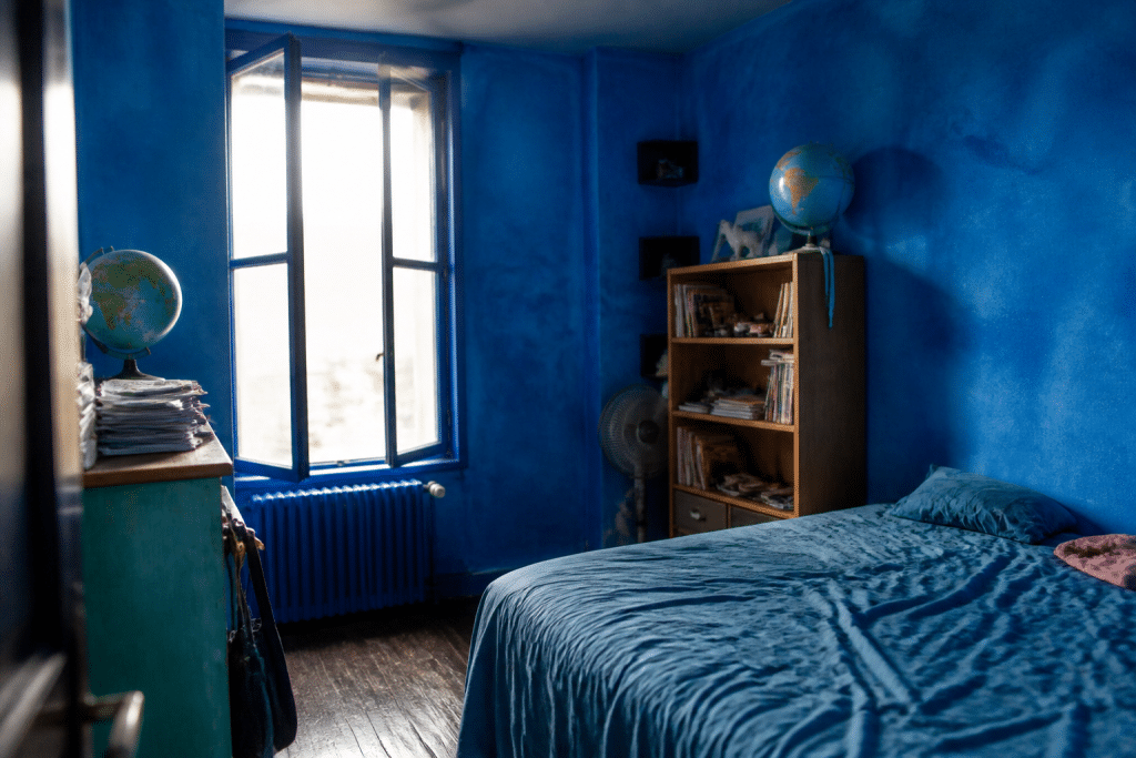 Chambre aux murs peints bleu vif saturé et fatiguant