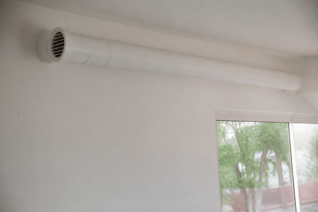 Conduit ventilation moderne installes mur interieur blanc
