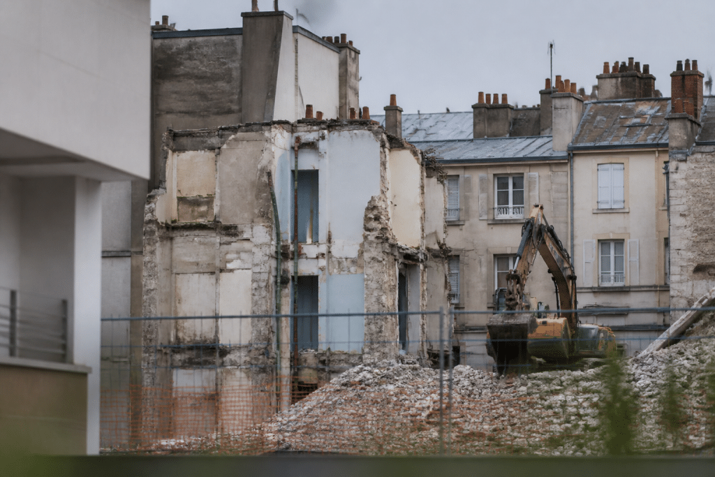 Chantier de démolition reconstruction dans quartier urbain densifié