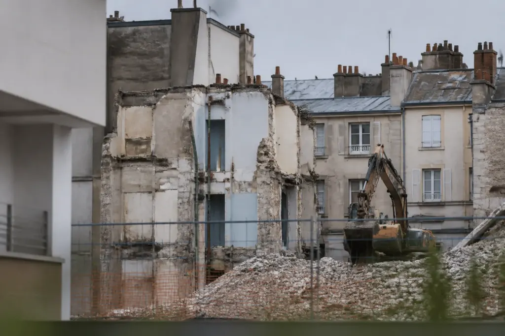 Chantier de démolition reconstruction dans quartier urbain densifié