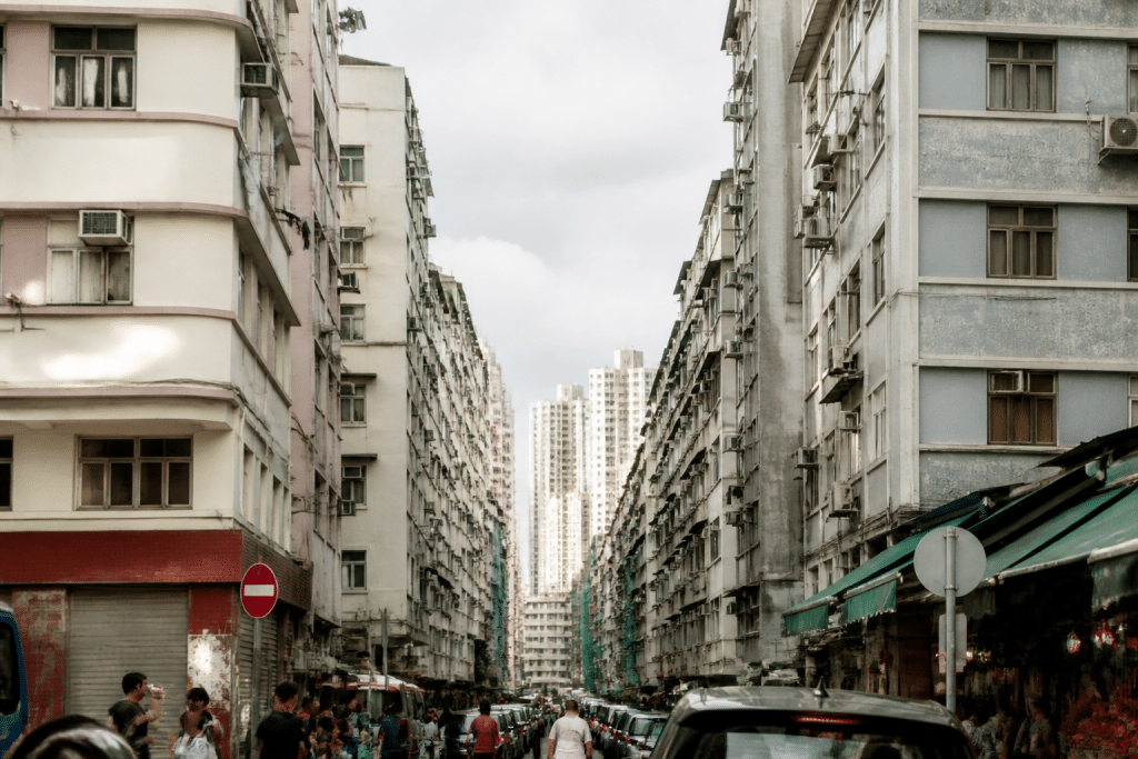 Carte urbaine montrant immeubles densément construits et rues animées