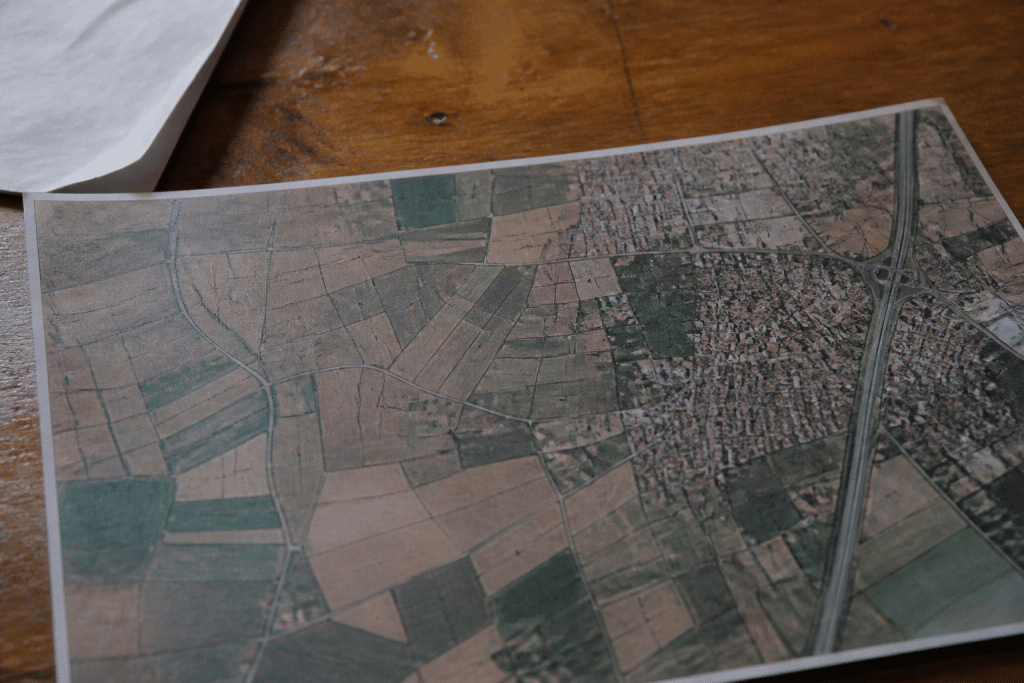 Cartes cadastrales montrant zones urbaines denses et espaces ruraux clairsemés