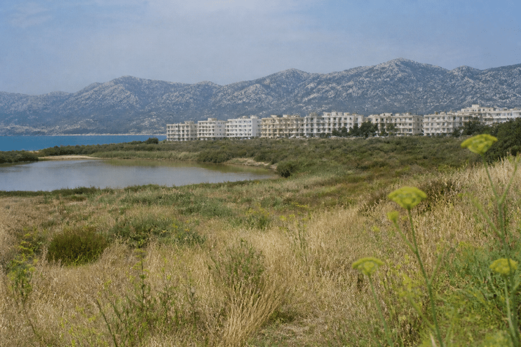 Immeubles serres entre montagne, etang et mer mediterranee