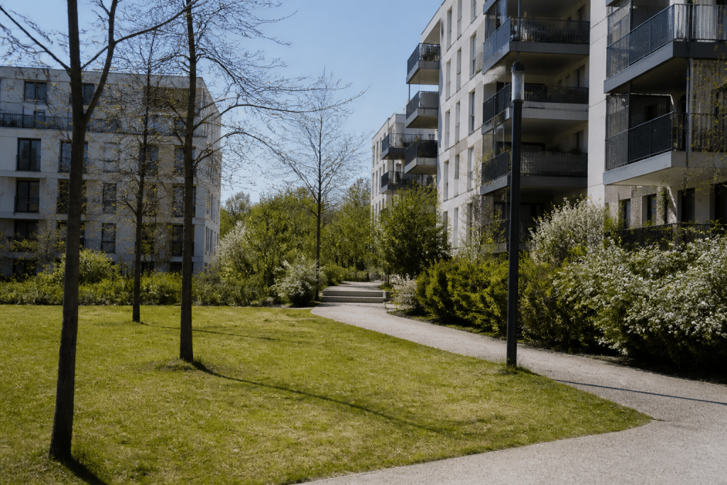 Quartiers résidentiels avec immeubles modernes et espaces verts