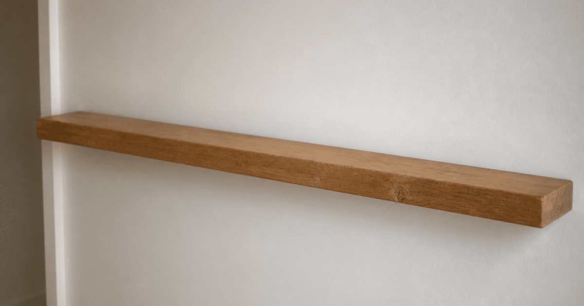 planche bois fixee horizontalement au mur blanc