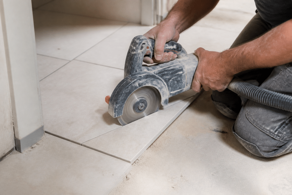 Sciage de carrelage en bordure avec disque diamant brillant.