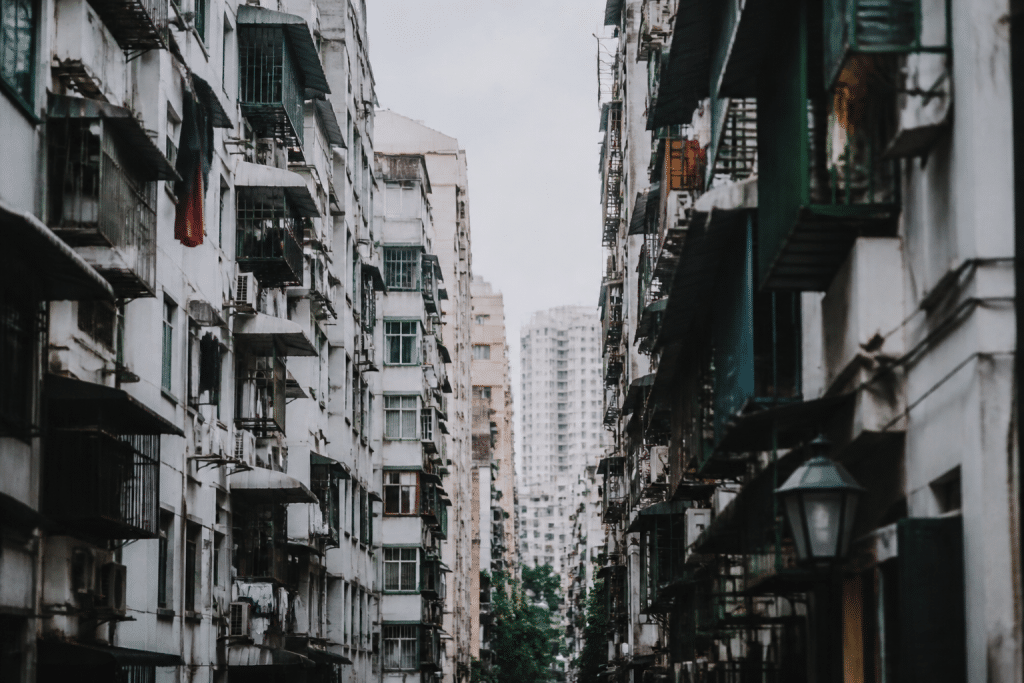 Immeubles collectifs denses avec rues étroites urbaines