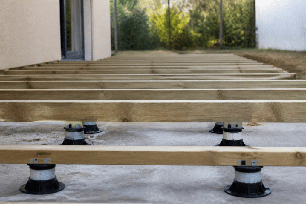 Lambourdes espacees posees perpendiculairement sur plots reglables beton