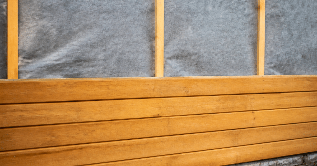 Lames de bois disposees horizontalement sur sous-couche grise