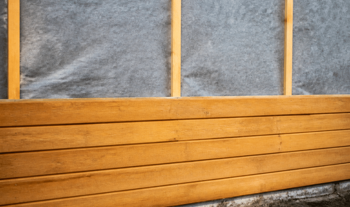 Lames de bois disposees horizontalement sur sous-couche grise