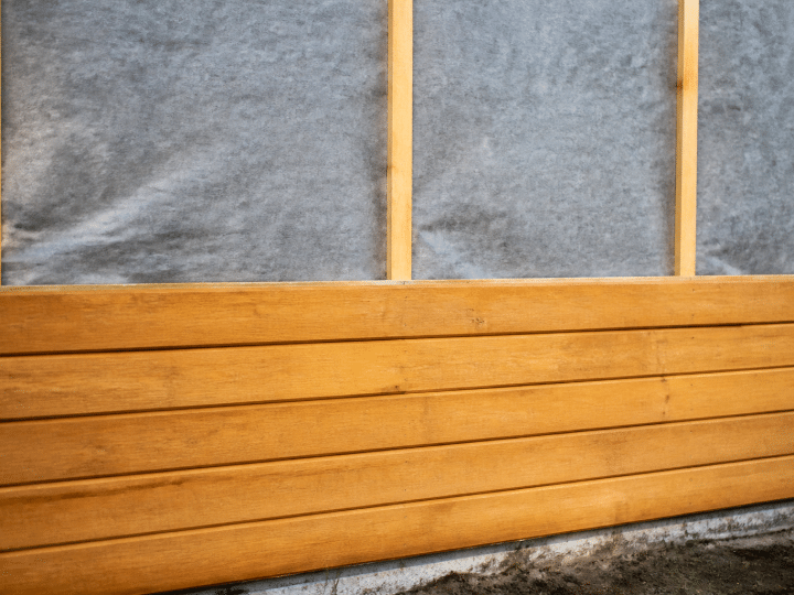 Lames de bois disposees horizontalement sur sous-couche grise