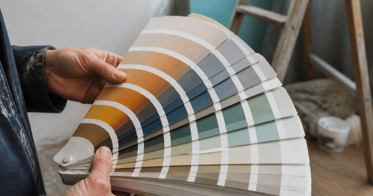 Nuancier peinture ouvert montrant teintes colorees pour decoration murale