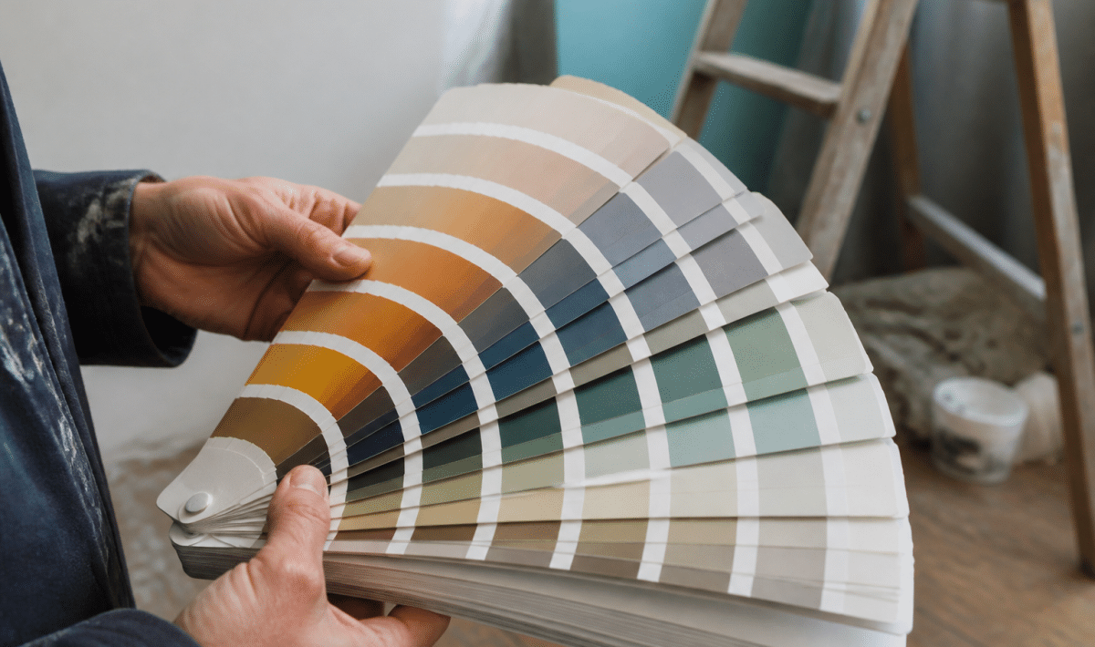 Nuancier peinture ouvert montrant teintes colorees pour decoration murale