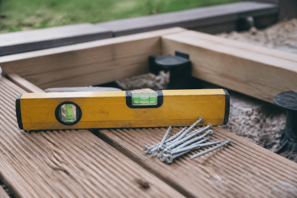 Outils de terrasse avec niveau bulle et vis inox alignes
