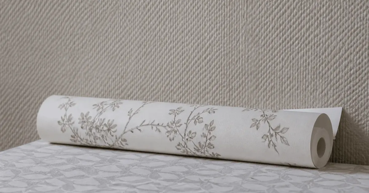 Rouleau de papier peint pose directement sur surface deja tapissee