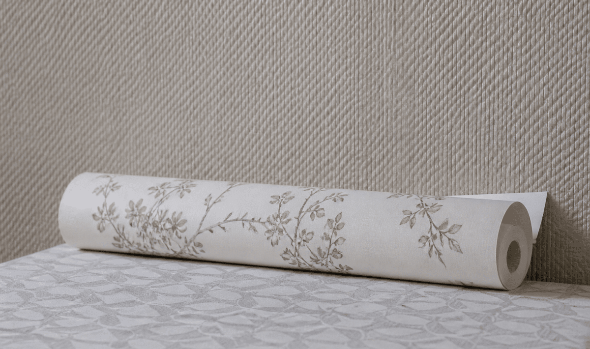 Rouleau de papier peint pose directement sur surface deja tapissee