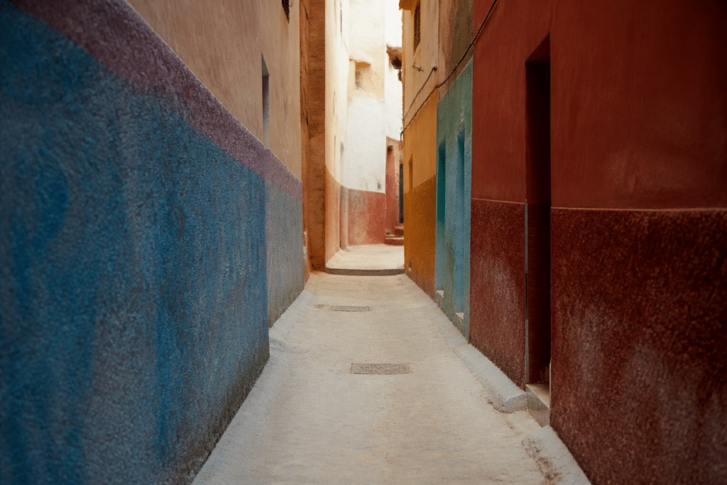 Piece etroite avec murs colores et sol contraste clair