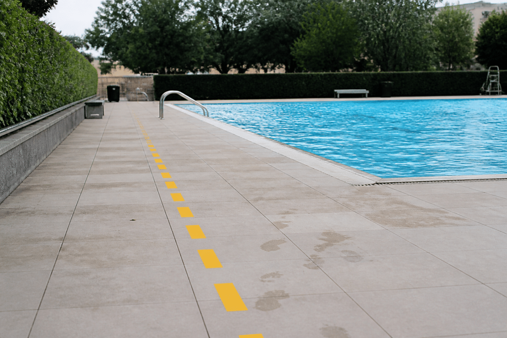 Piscine avec marquage au sol des distances réglementaires