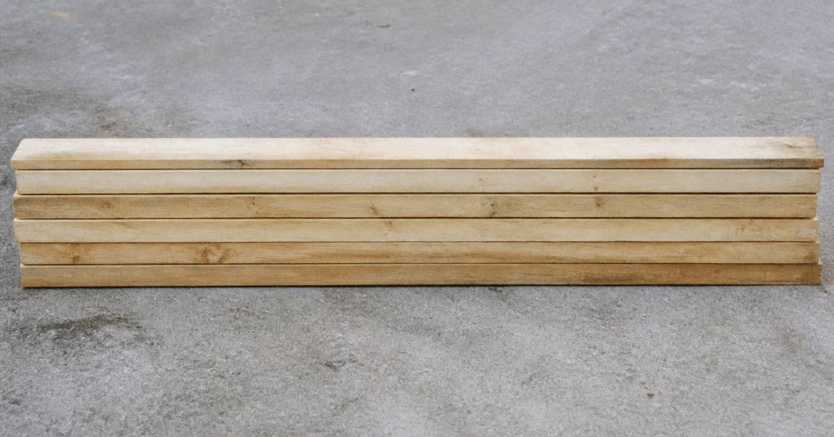 Planches bois alignees horizontalement sur sol gris