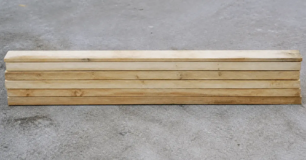 Planches bois alignees horizontalement sur sol gris