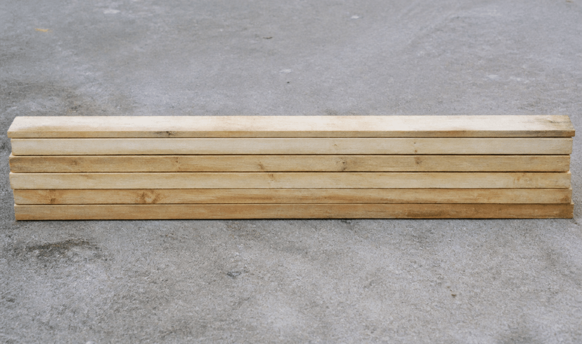 Planches bois alignees horizontalement sur sol gris