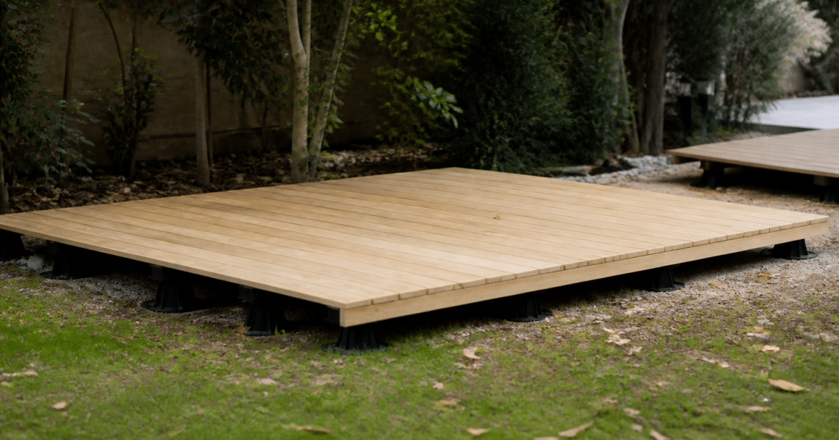Plateforme en bois surélevée reposant sur plots de support