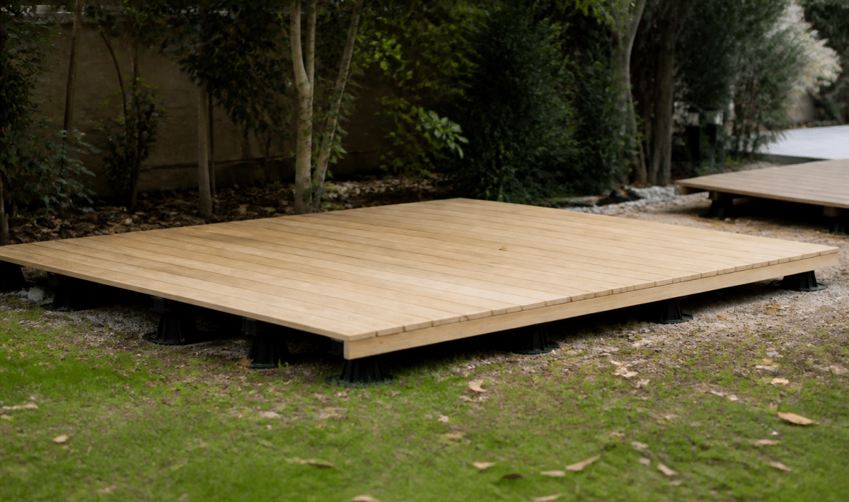 Plateforme en bois surélevée reposant sur plots de support