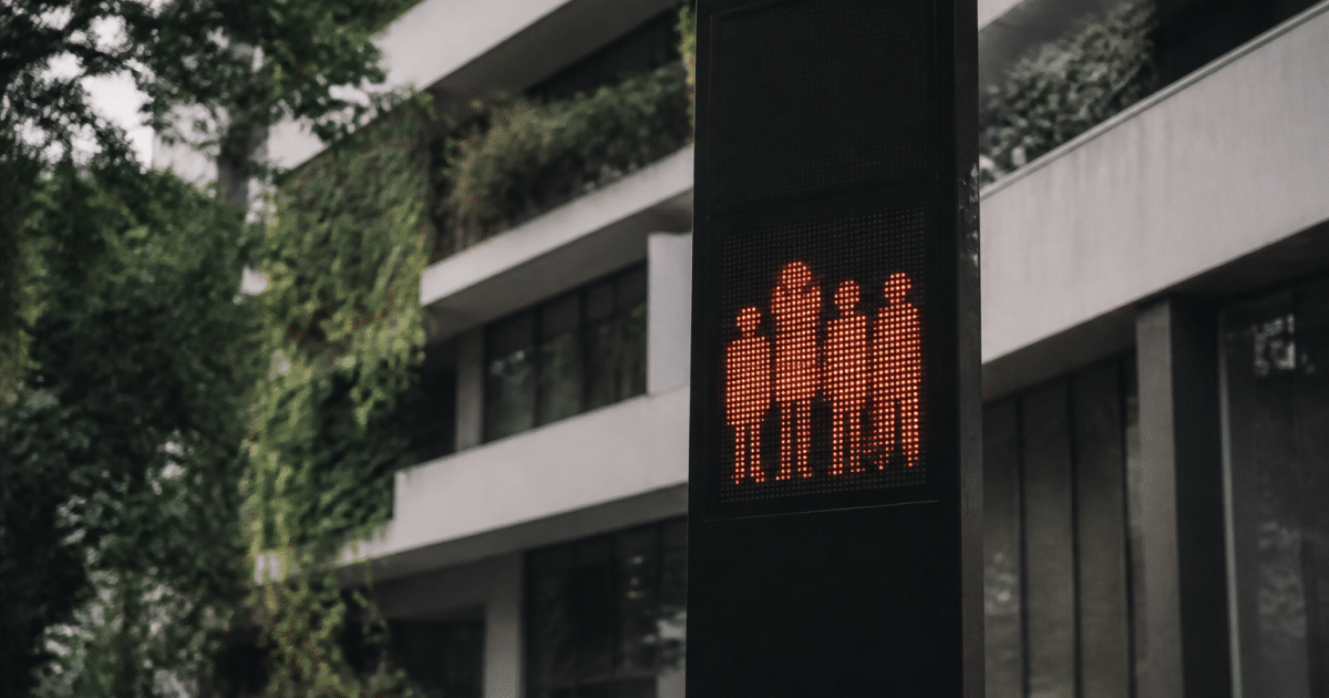 Panneaux d'affichage numeriques montrant chiffres population ville