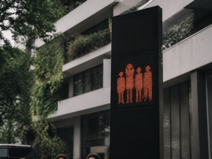 Panneaux d'affichage numeriques montrant chiffres population ville