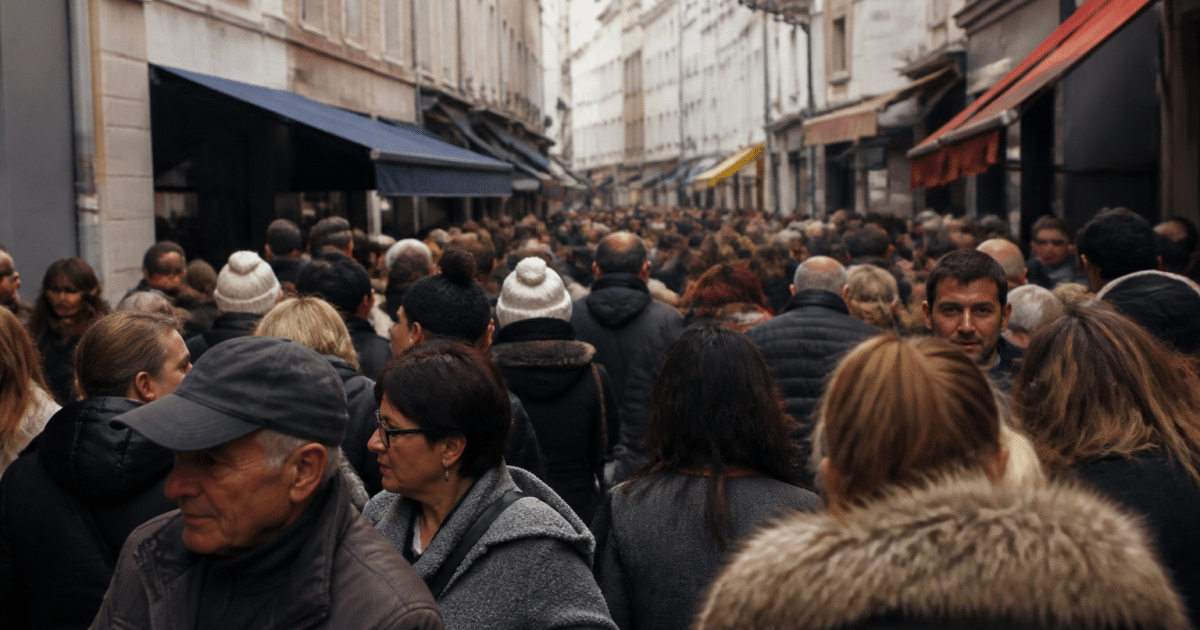 Population urbaine de Tarbes representee par silhouettes groupees densement