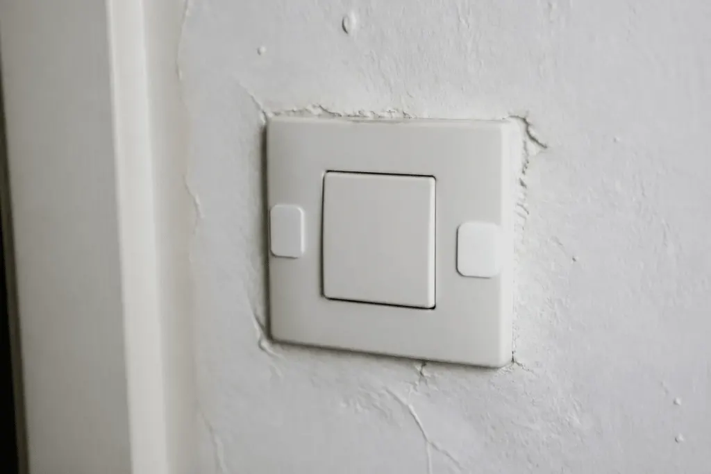 Plots adhesifs blancs appliques surface plaque murale irreguliere