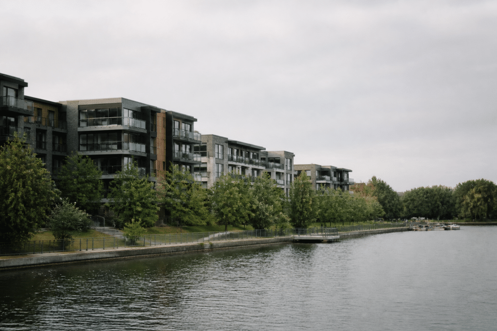 Immeubles residentiels modernes bord fleuve avec arbres verts