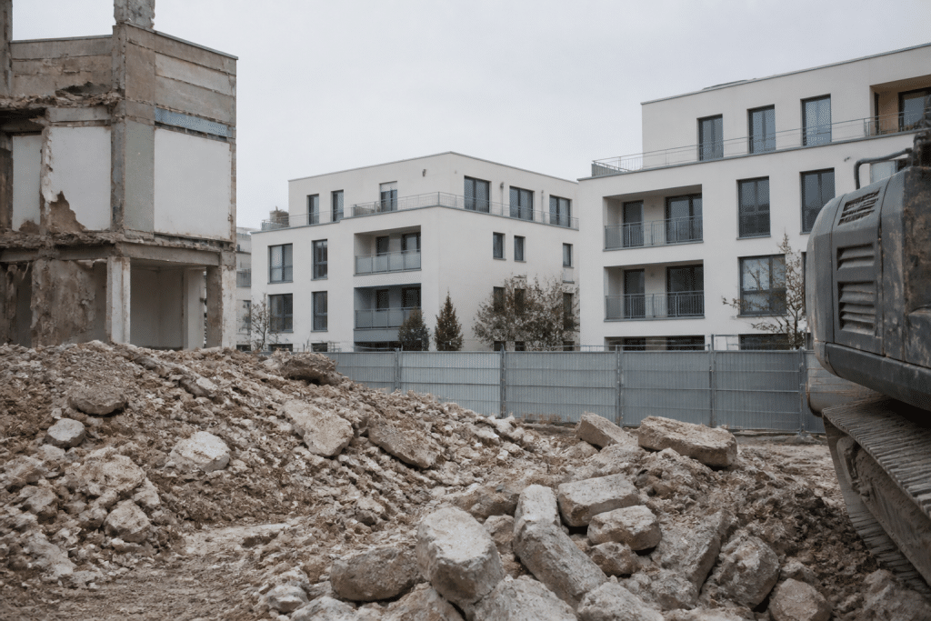 Chantier de démolition avec nouvelles constructions résidentielles modernes