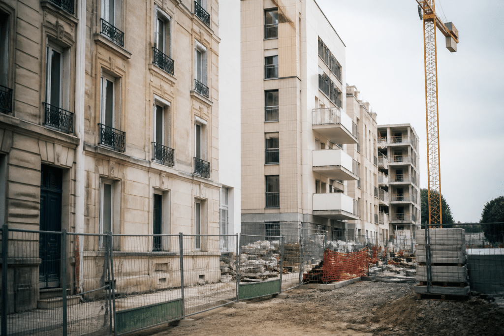 Chantier de renovation urbaine avec facades restaurees et nouvelles constructions