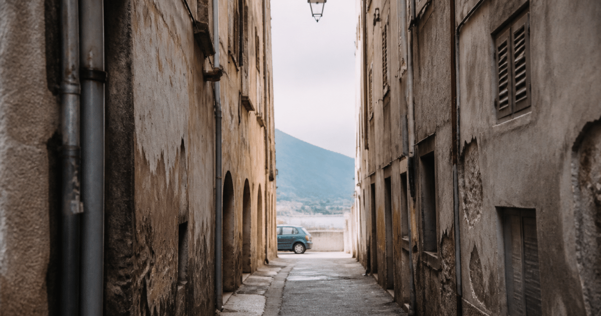 rue etroite avec immeubles degrades et facades delabrees a bastia