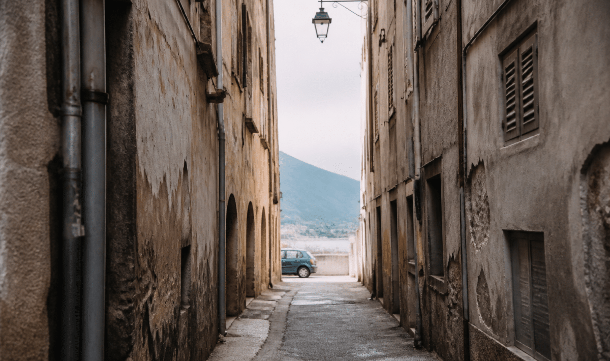 rue etroite avec immeubles degrades et facades delabrees a bastia