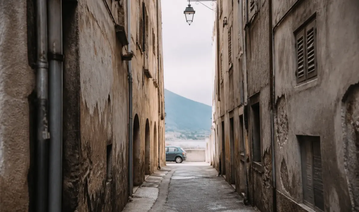 rue etroite avec immeubles degrades et facades delabrees a bastia