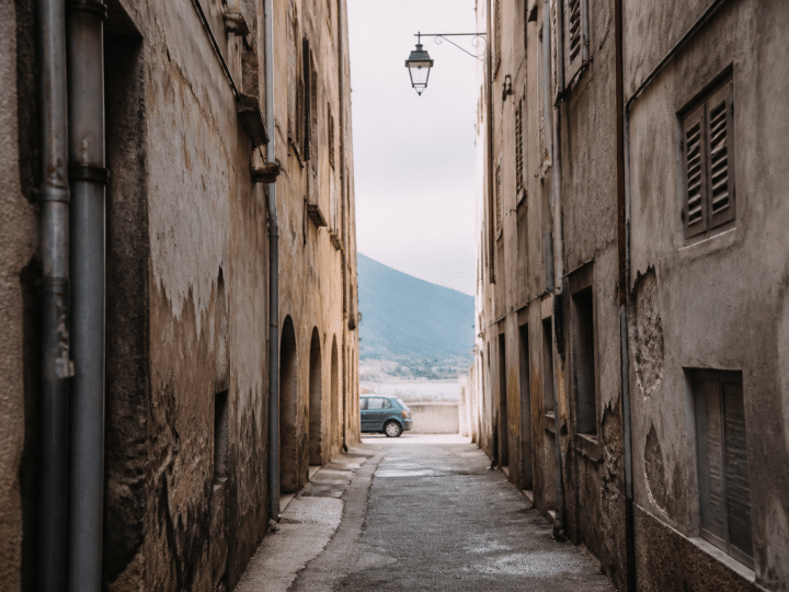 rue etroite avec immeubles degrades et facades delabrees a bastia