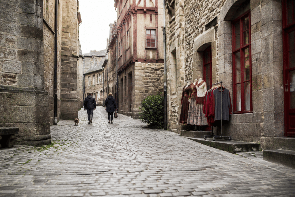 Rues pavees medieval avec facades anciennes et commerces