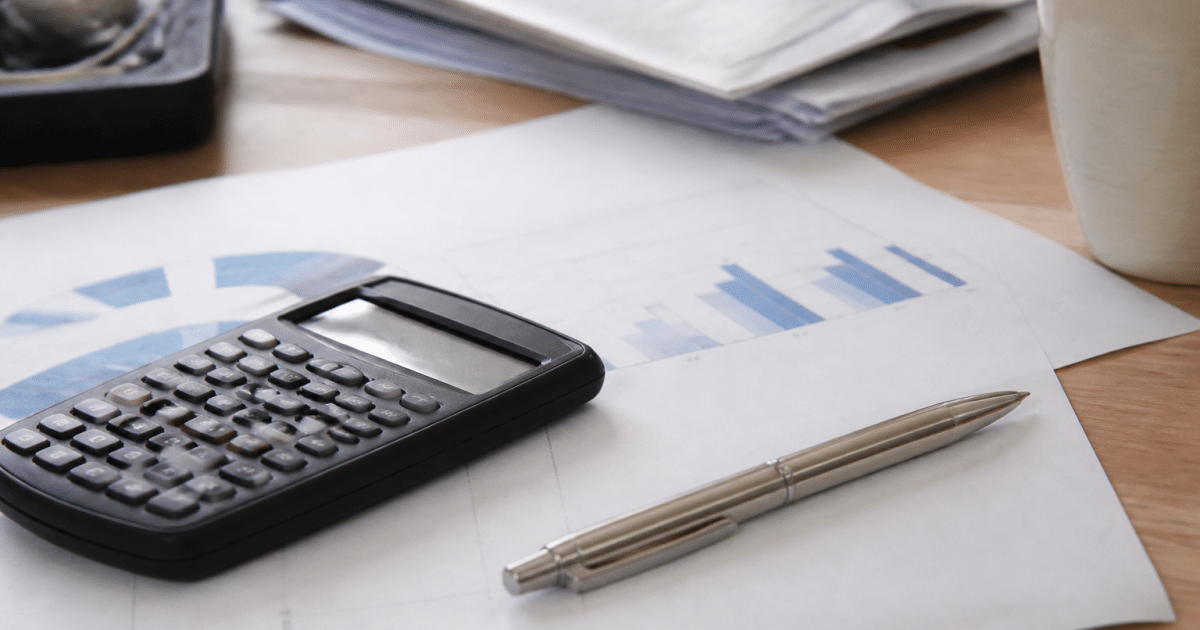 Document pret immobilier avec calculatrice et stylo poses dessus