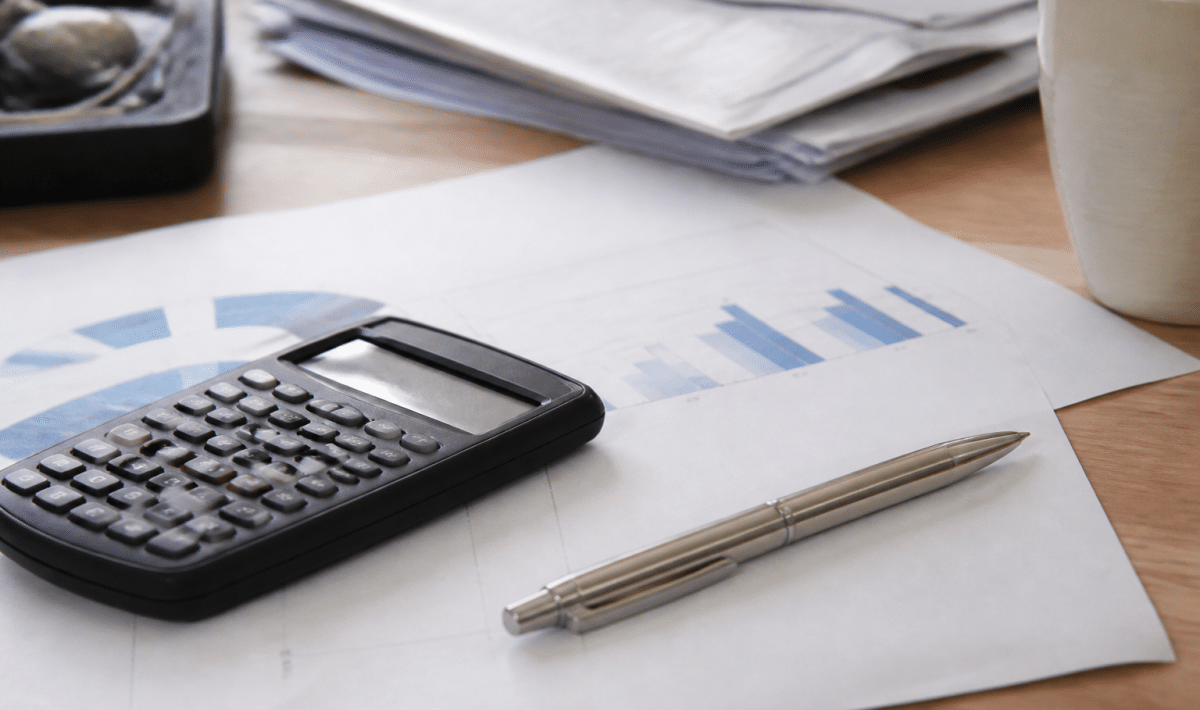 Document pret immobilier avec calculatrice et stylo poses dessus