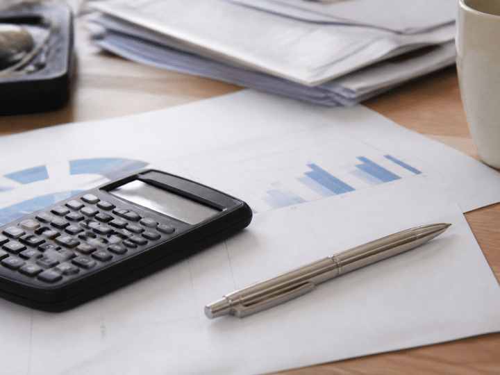 Document pret immobilier avec calculatrice et stylo poses dessus