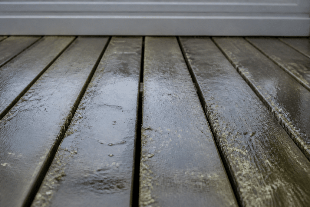 Lames de terrasse espacees avec condensation et moisissures visibles