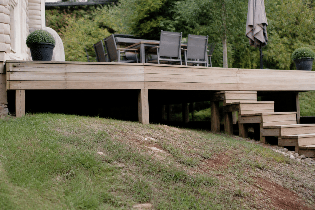 Terrasse bois sureleves sur terrain en pente irregulier