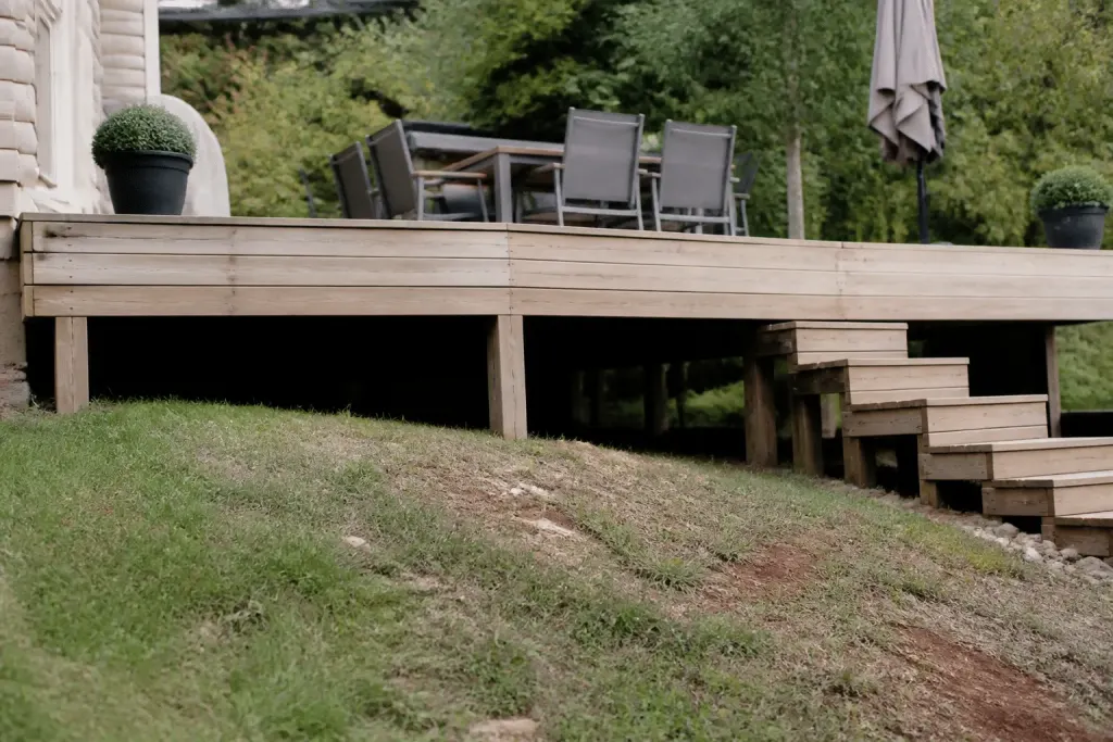 Terrasse bois sureleves sur terrain en pente irregulier
