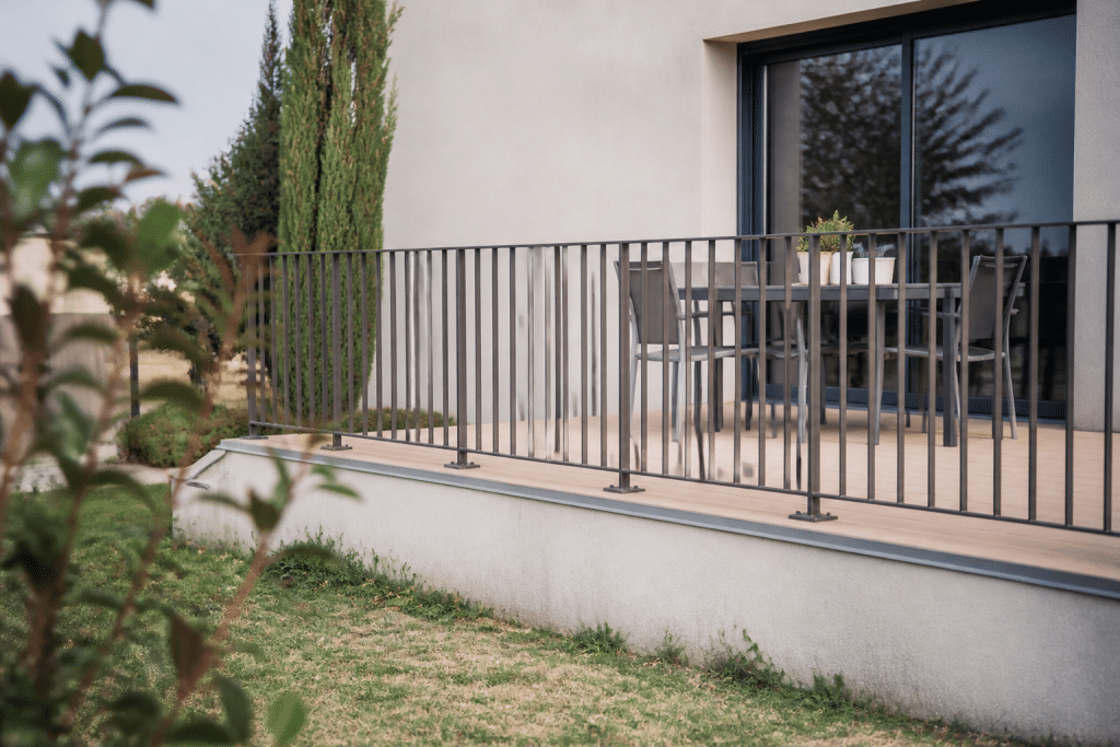 Terrasse surélevée avec garde-corps métallique barreaux espacés